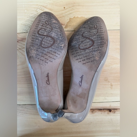 Clark’s Carlita Cove Sand Almond Toe Business Wedding Somerset Collection Heels - Picture 6 of 8